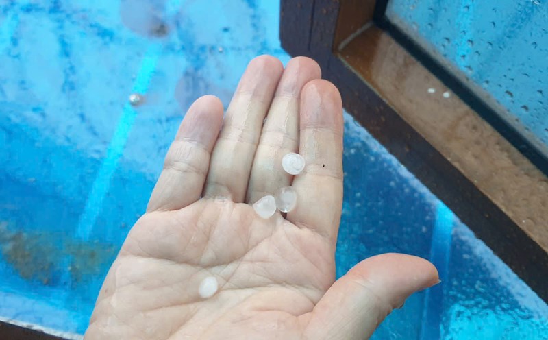People reached out the windows to get ice. Photo: Nguyen Hung