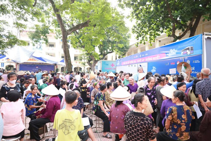 Ngay tu sang som, hang nghin nguoi dan xa dao Minh Chau da den tru so Truong