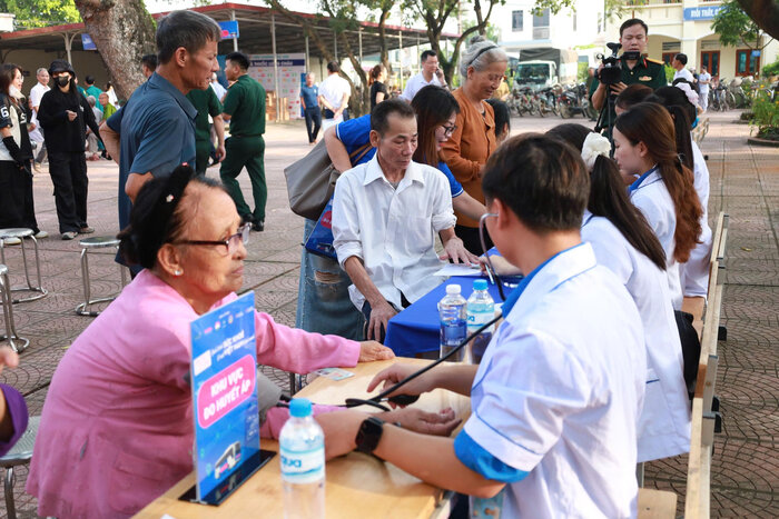 Nguoi dan duoc kham chua benh bang cac may moc, phuong tien hien dai.