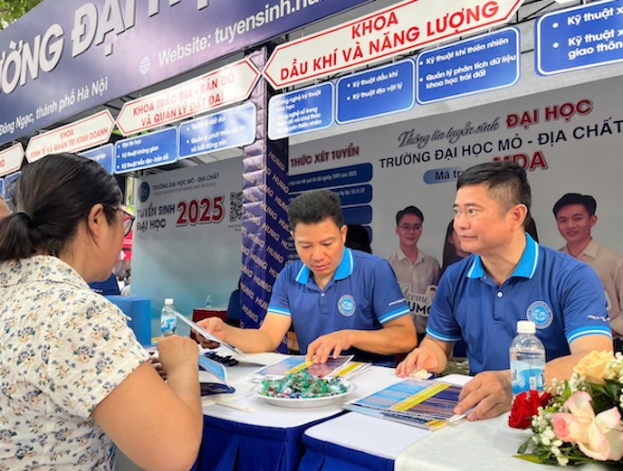 Phu huynh tim hieu thong tin tuyen sinh cua Truong Dai hoc Mo - Dia chat tai Ngay hoi lua chon nguyen vong xet tuyen 2025 sang 19.7. Anh: Van Trang