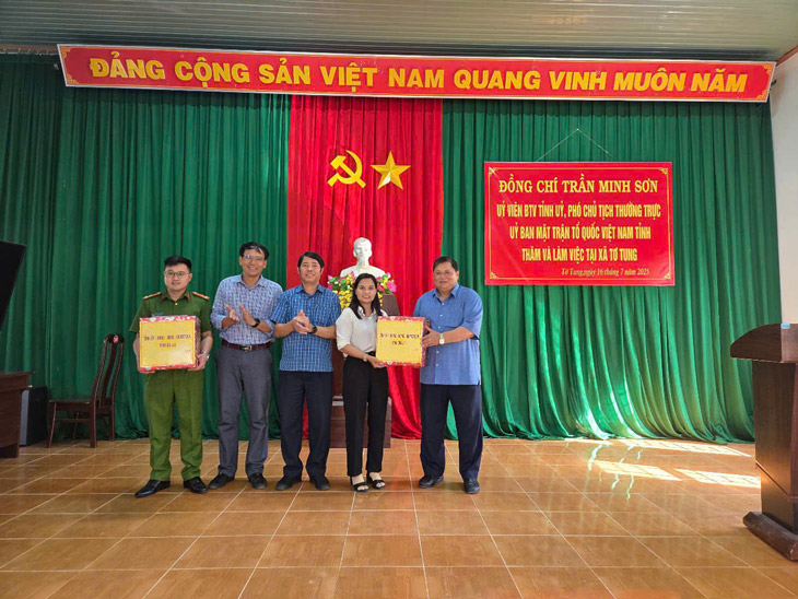 Sr. Tran Minh Hijo - Vicepresidente Permanente del Comite del Frente de la Patria de Vietnam de la provincia de Gia Lai presento obsequios para alentar al gobierno de la comuna de Tung. Foto: NGOC ANH