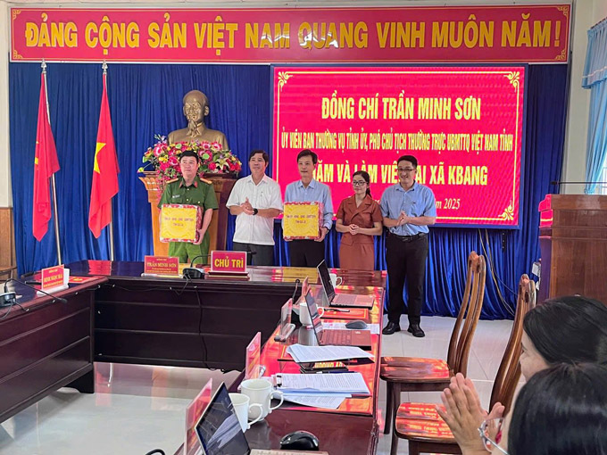 Doan cong tac trao qua, dong vien chinh quyen xa Kbang. Anh: Ngoc Anh