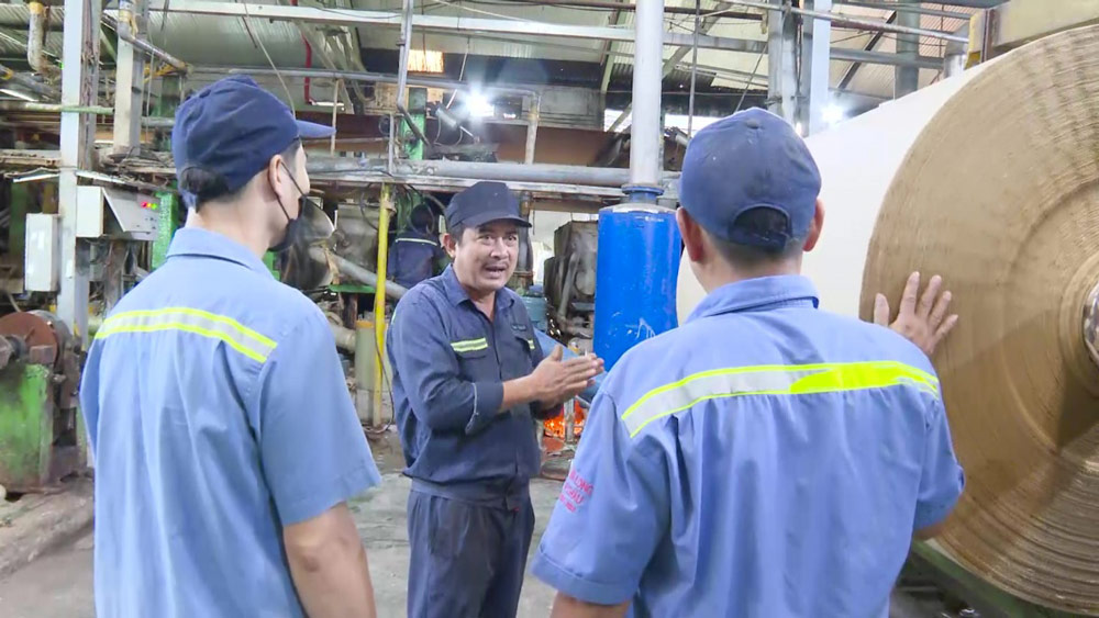 Dang Thanh Thao 씨(가운데) - 아시아 건축 및 무역 유한 회사에 이익이 되는 많은 아이디어를 적용한 사람. 사진: V.M