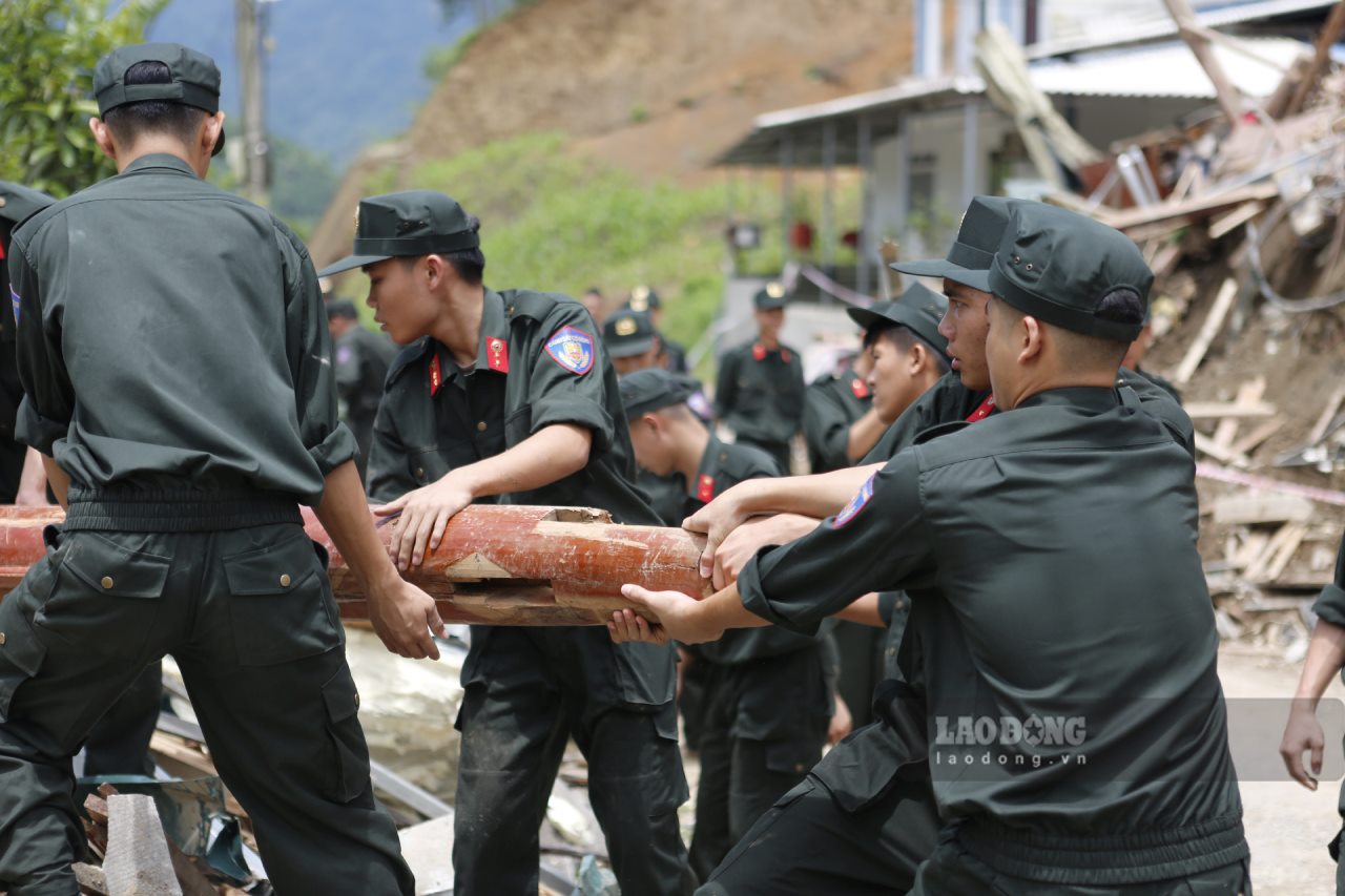 Cac luc luong tuc truc, san sang ho tro ho dan khac phuc hau qua do mua bao, sat lo dat. Anh: Van Duc.