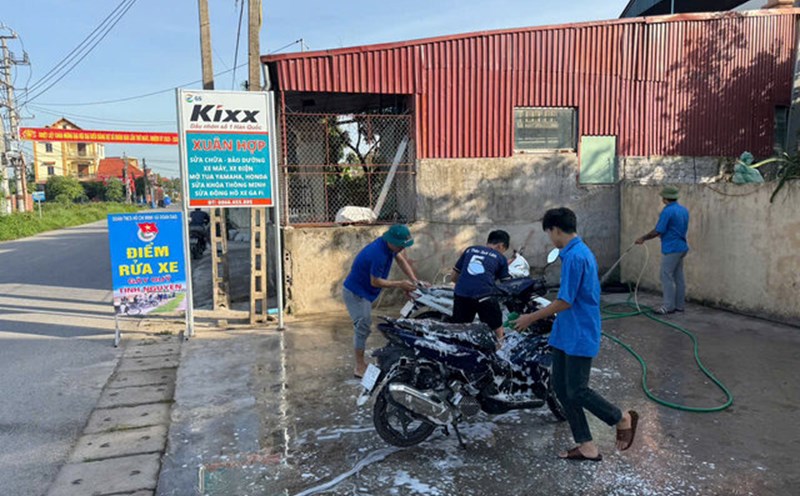 Hung Yen youth car wash to raise funds for the community. Photo: Mai Huong