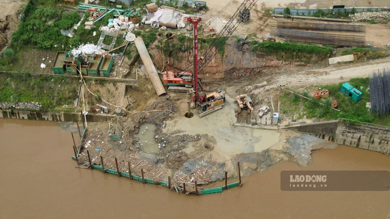 Loat may moc cong suat lon thi cong mo tru cau.