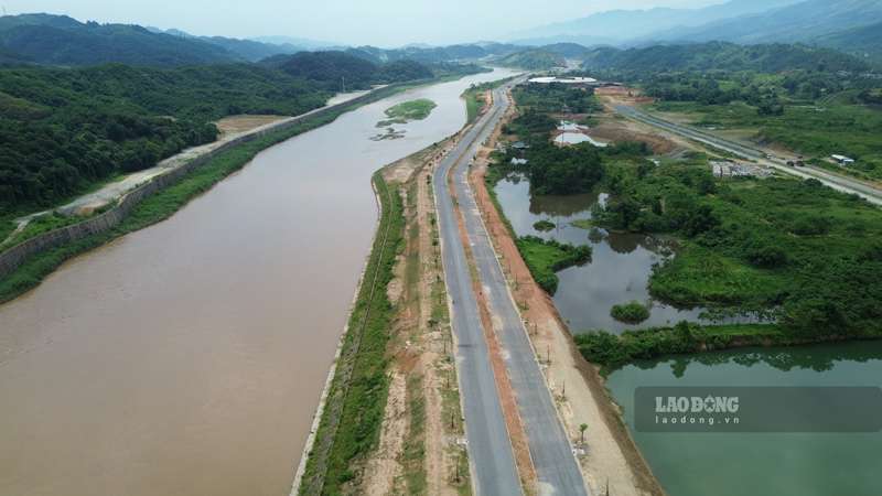 Mot doan cua Tinh lo 156 Lao Cai da hoan thien tham nhua. Anh: Dinh Dai