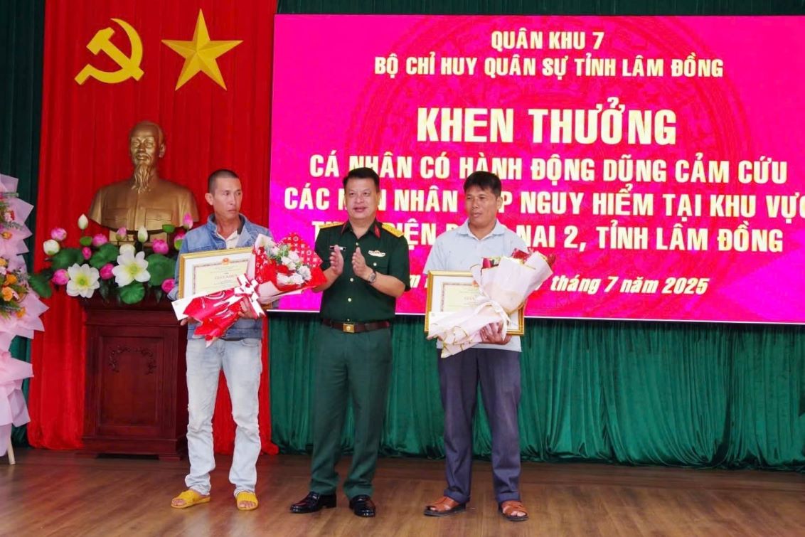 水に閉じ込められた人を勇敢に救助した2人の個人が表彰されました。写真:Lam Hong