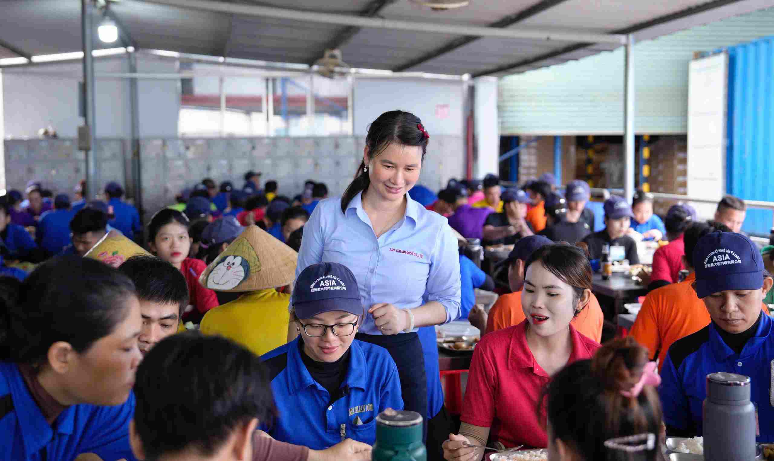 More than 1,000 workers were warm-hearted with the Union meal in Ho Chi Minh City. Photo: Dinh Trong