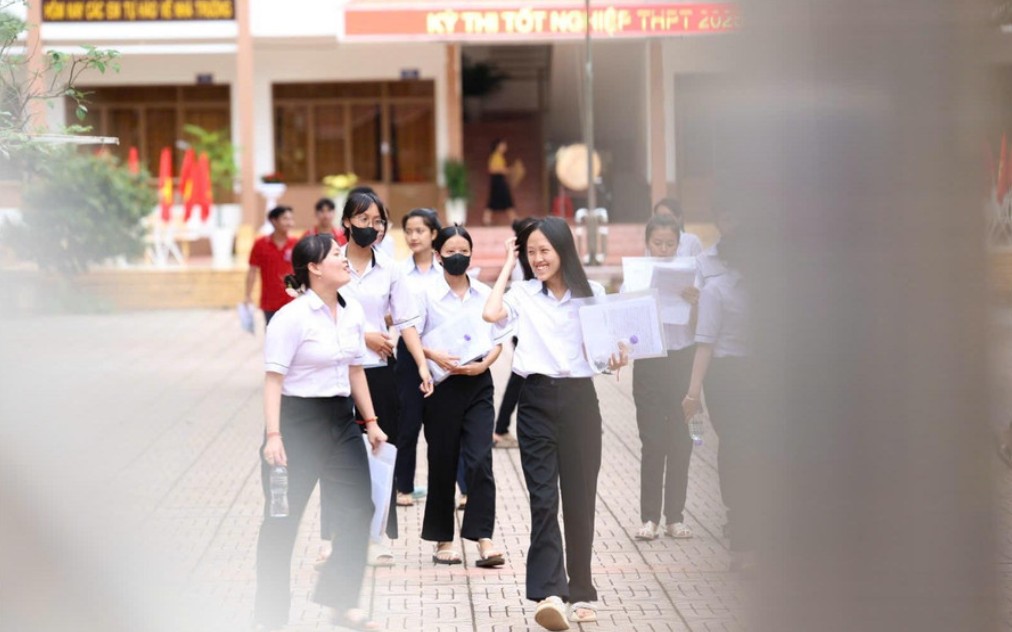 Candidatos en Le Quy Don High School (provincia de Dak Lak) Radiant despues de completar el examen de graduacion de la escuela secundaria en 2025. Foto: Bao Trung Trung
