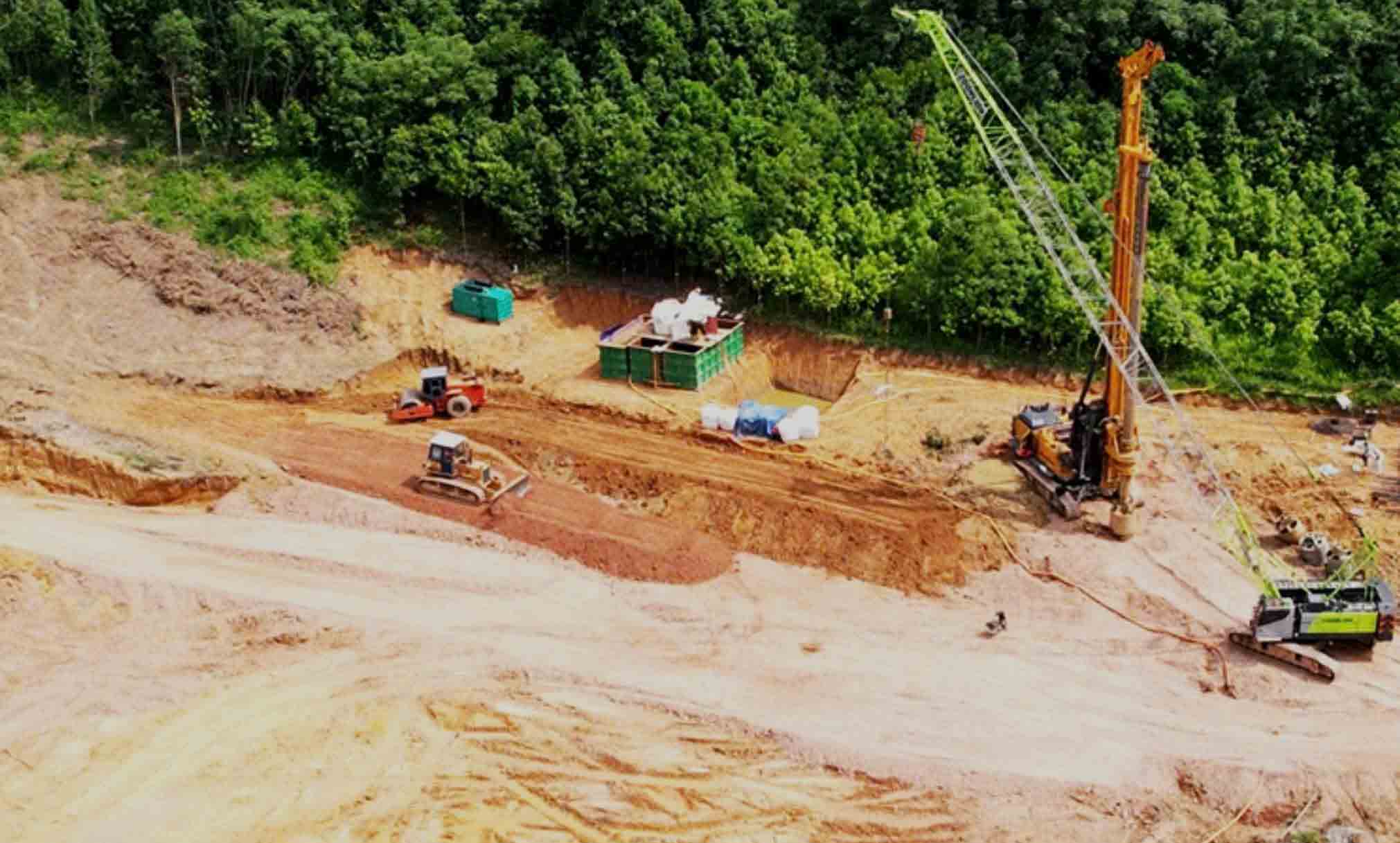Many locations of the Cho Moi - Bac Kan expressway project have not been handed over, affecting the construction progress. Photo: Quy Don.