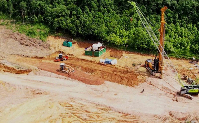 Many locations of the Cho Moi - Bac Kan expressway project have not been handed over, affecting the construction progress. Photo: Quy Don.