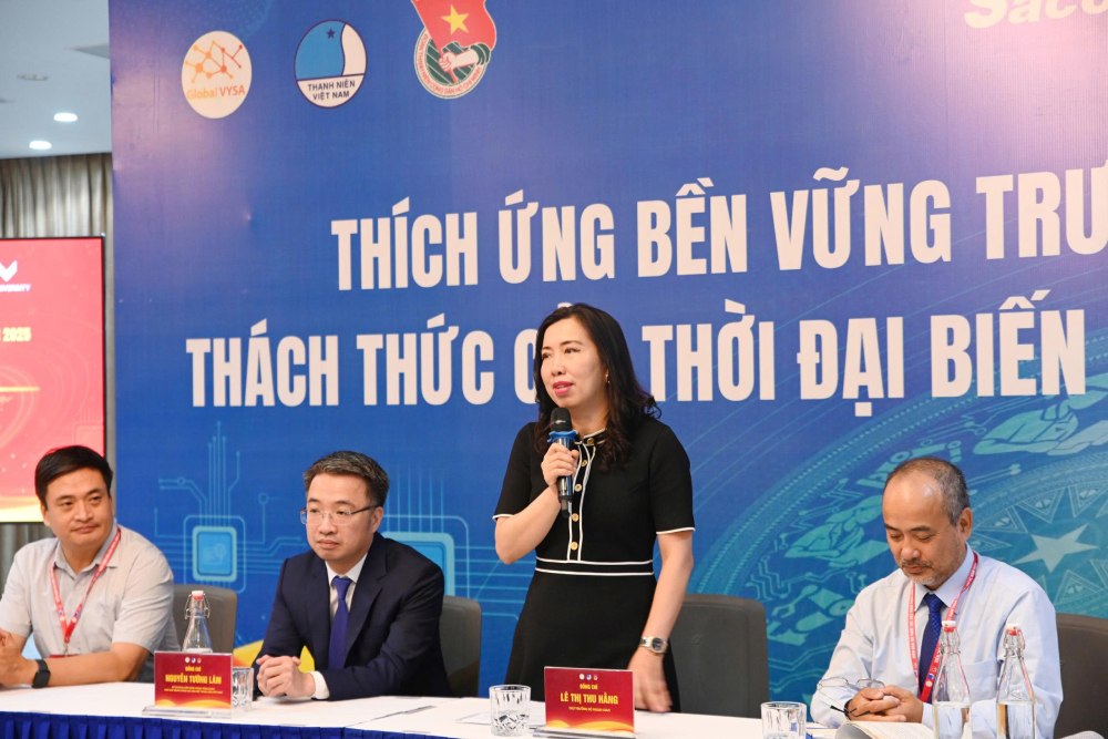 Deputy Minister of Foreign Affairs Le Thi Thu Hang had an interview with young intellectuals at the Forum. Photo: Ai Van