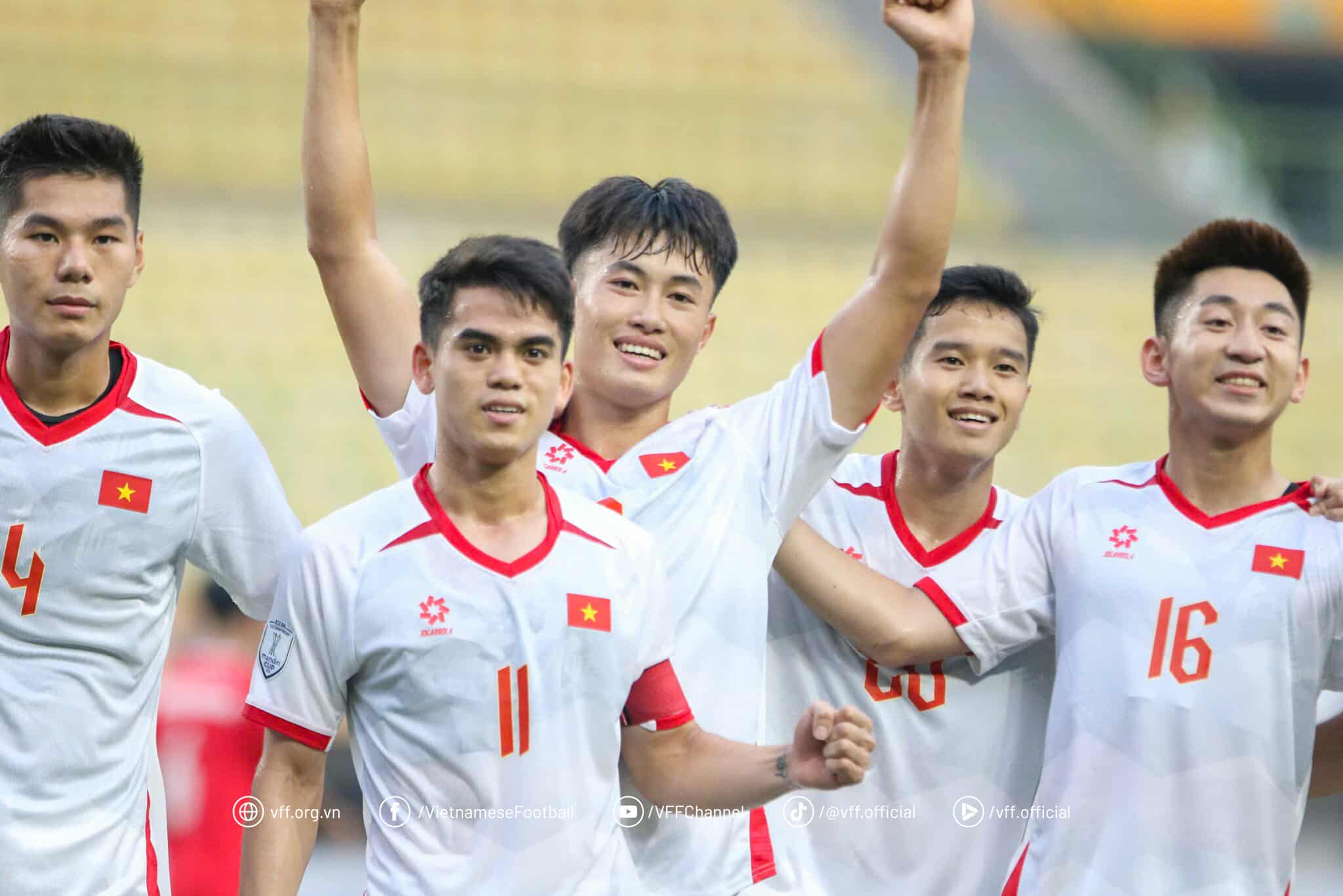 Cau thu U23 Viet Nam an mung ban thang. Anh: VFF