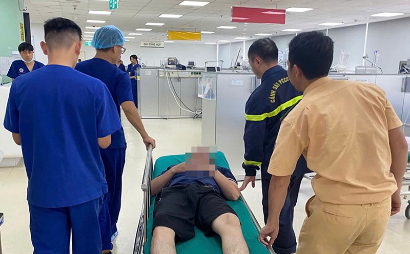 The young man was taken to the hospital for emergency treatment. Photo: Provided by the police