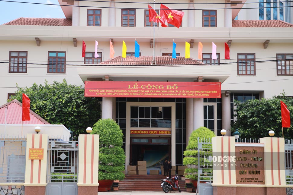 取り決めの後、Quy Nhon市党委員会（元Binh Dinh）は、新しいGia Lai州であるQuy Nhon Wardの本部に変身しました。写真：Hoai Phuong