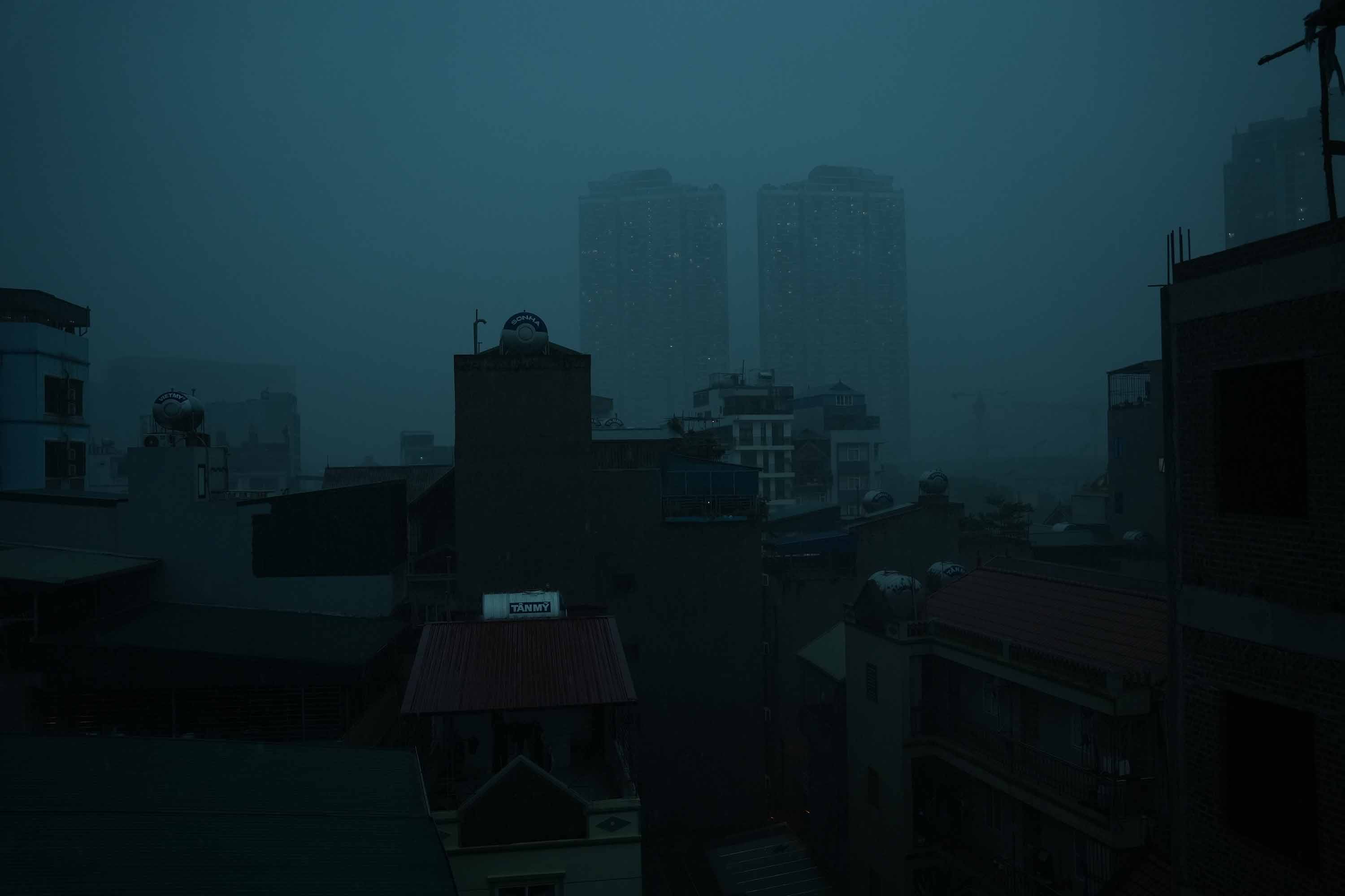Bau troi Ha Noi toi sam luc 5h chieu. Anh: Song Huu