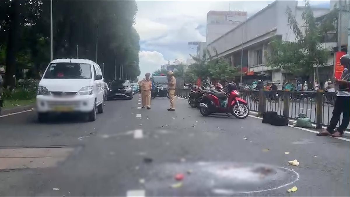 Traffic accident between motorbike and truck, 1 young girl died. Photo: Dong Hoang
