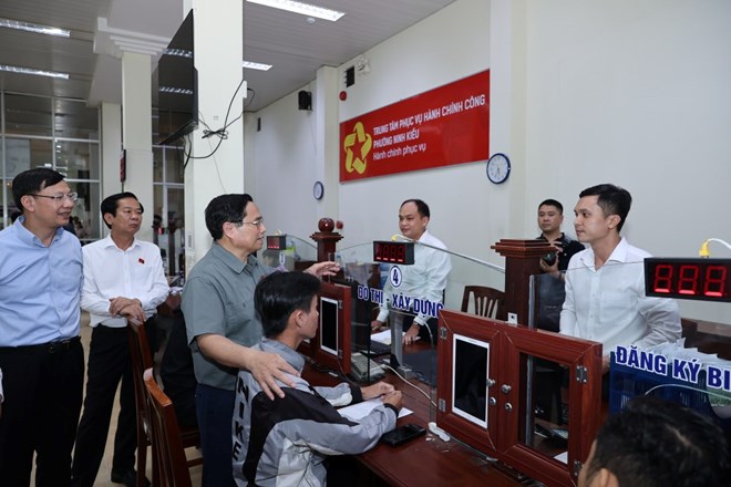 The Prime Minister requested the provincial chairman to inspect and rectify the situation of " document brokers". In the photo, Politburo member and Prime Minister Pham Minh Chinh inspected the Ninh Kieu Ward Public Administration Service Center (Can Tho) on July 13. Photo: VGP