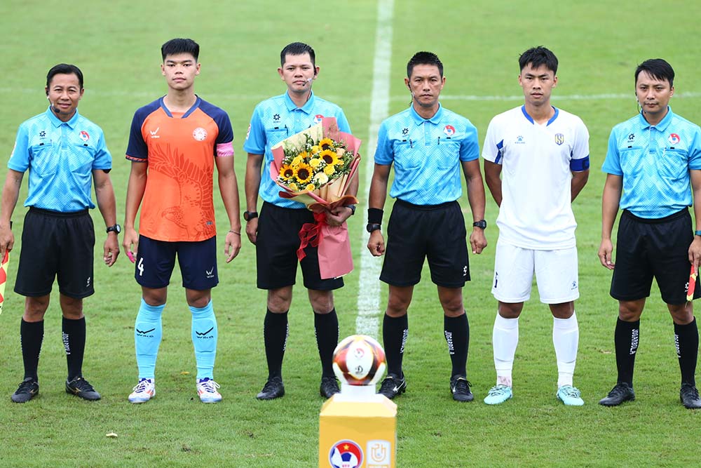 Tran khai mac giai dau la man so tai giua chu nha cau lac bo bong da TPHCM (ao cam) va Song Lam Nghe An. Anh: Quoc An