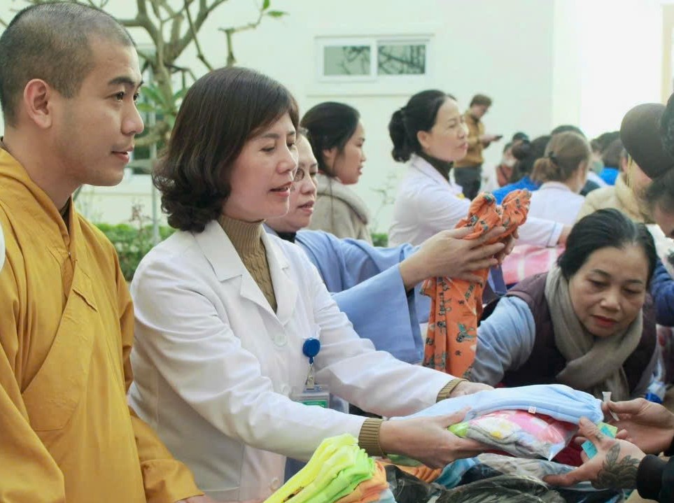 Bac si Mai Lan Huong - Pho giam doc, Chu tich CDCS Benh vien Da khoa tinh Son La tang qua cho doan vien, NLD co hoan canh kho khan o vung cao Son La. Anh: Nguyen Truong