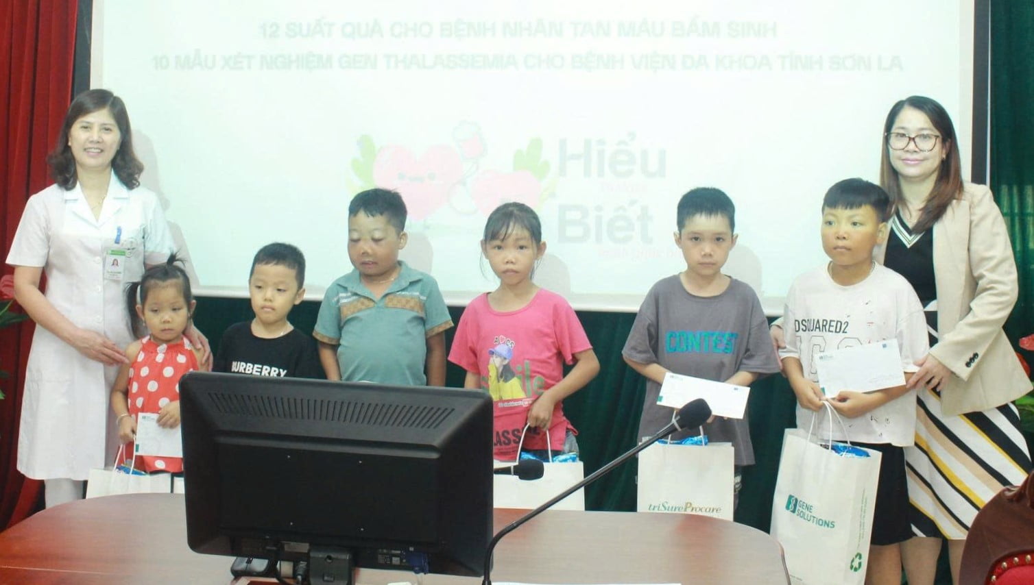 Bac si Mai Lan Huong (ngoai cung ben trai) tang qua cho cac benh nhan la con doan vien, NLD co hoan canh kho khan. Anh: Nguyen Truong
