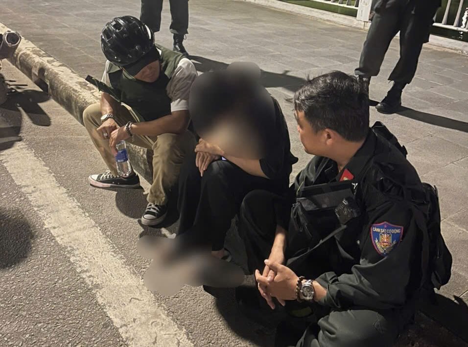 女性学生が橋から飛び降りようとするのを励まし、阻止する兵士たち。写真:Tran Hong.