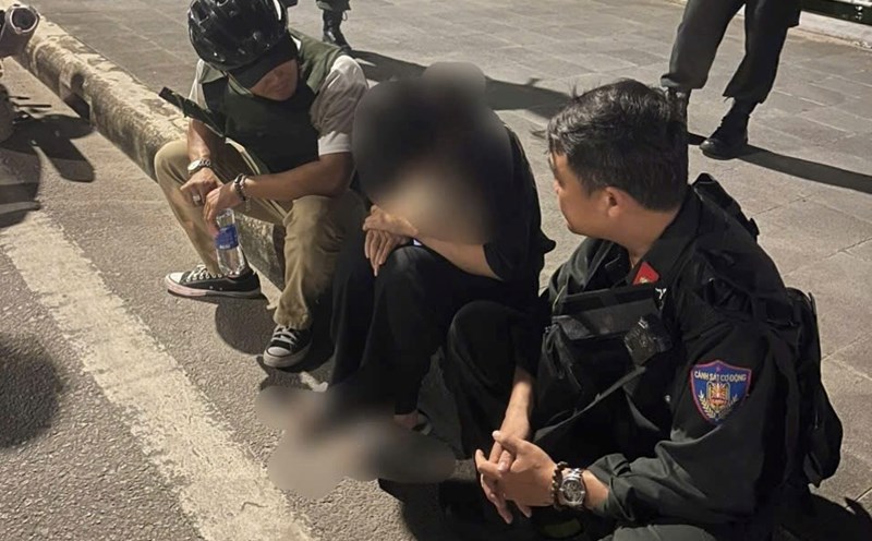 The soldiers encouraged and prevented the female student from planning to jump off the bridge. Photo: Tran Hong.