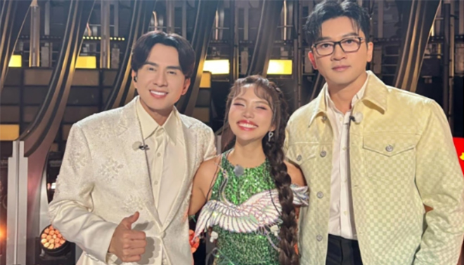 To Huu Bang (phai) chup hinh cung Dan Truong, Phuong My Chi. Anh: Nha san xuat Sing! Asia.