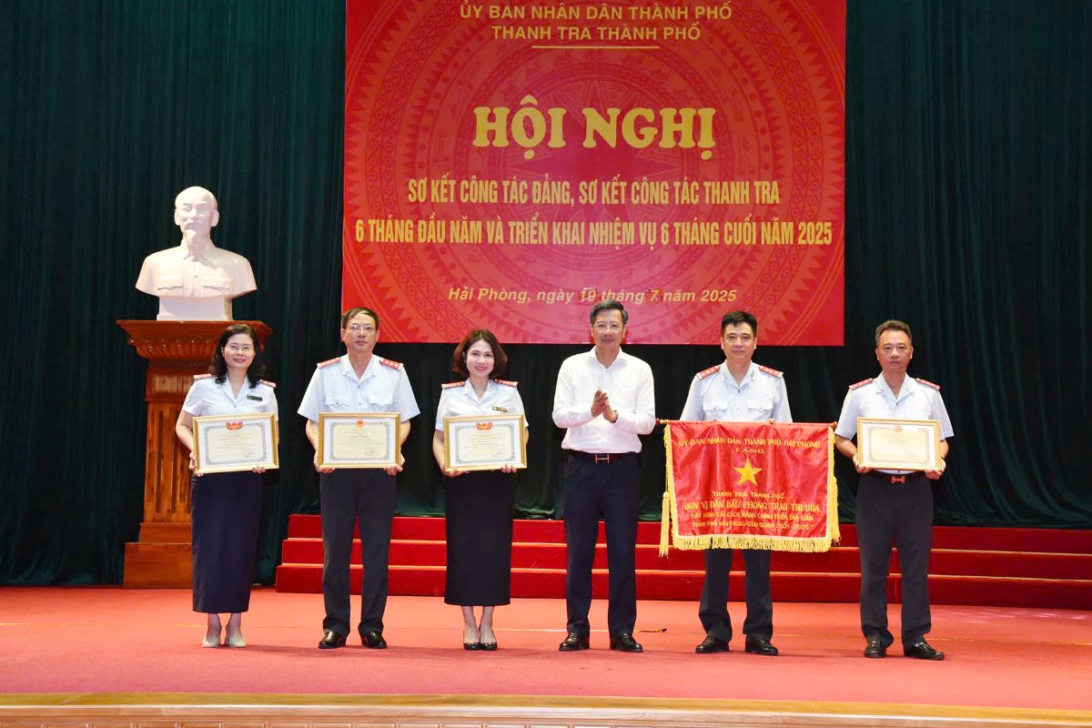 Le Anh Quan 상임 부위원장이 단체에 경쟁 깃발과 표창장을 수여하고 있습니다. 사진: Cỏng TTDT 하이퐁