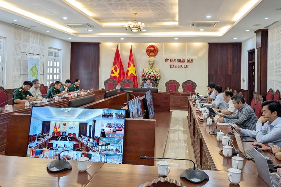 At the second facility (Pleiku ward), Chairman of the Gia Lai Provincial People's Committee Pham Anh Tuan held a direct and online meeting with 7 border communes. Photo: Tan Manh