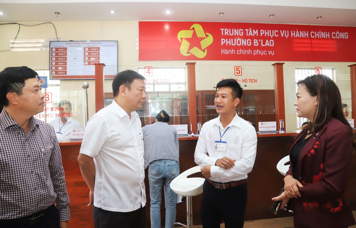 7月17日までに、B'Lao区行政サービスセンターは、323件の行政手続き書類を受け付け、解決しました。写真:Lam Hong