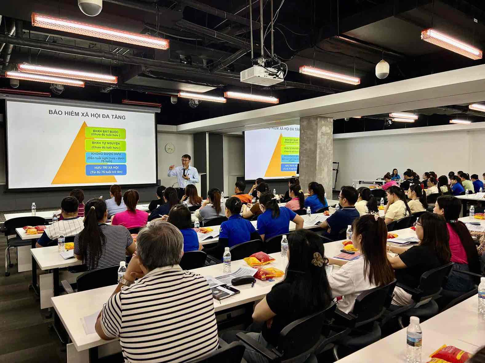 200명 이상의 조합원을 대상으로 사회 보험법 교육을 실시합니다. 사진: 푸성 베트남 유한회사 노동조합 지부