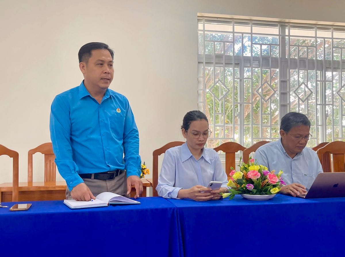 Chu tich Cong doan phuong Mui Ne phat bieu cac y kien de phoi hop nang cao hoat dong cong doan tai dia phuong. Anh: Pham Duy
