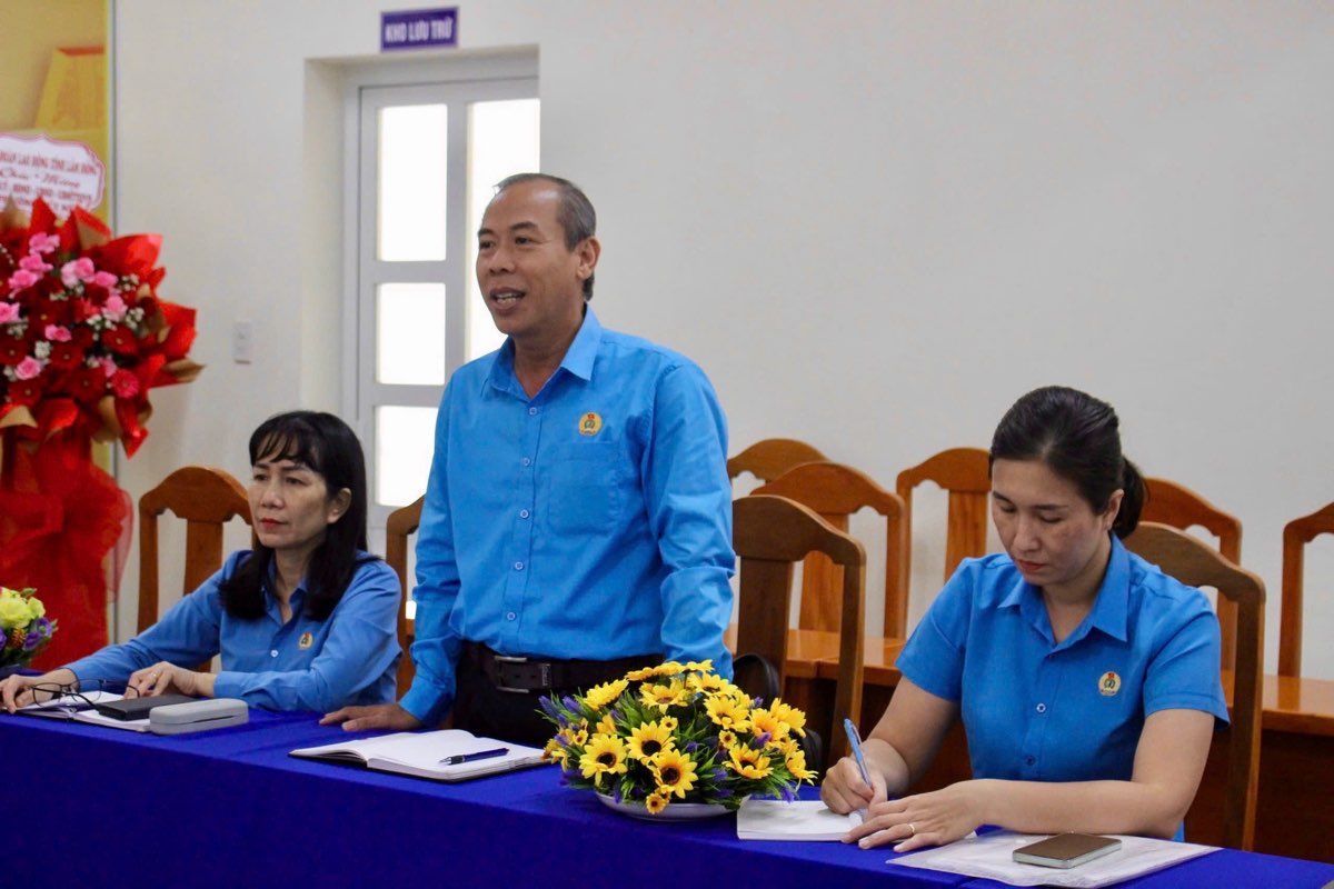 Ong Nguyen Phu Hoang - Pho Chu tich Uy ban MTTQ Viet Nam tinh, Chu tich Lien doan Lao dong tinh phat bieu tai buoi lam viec voi lanh dao cac xa, phuong. Anh: Pham Duy