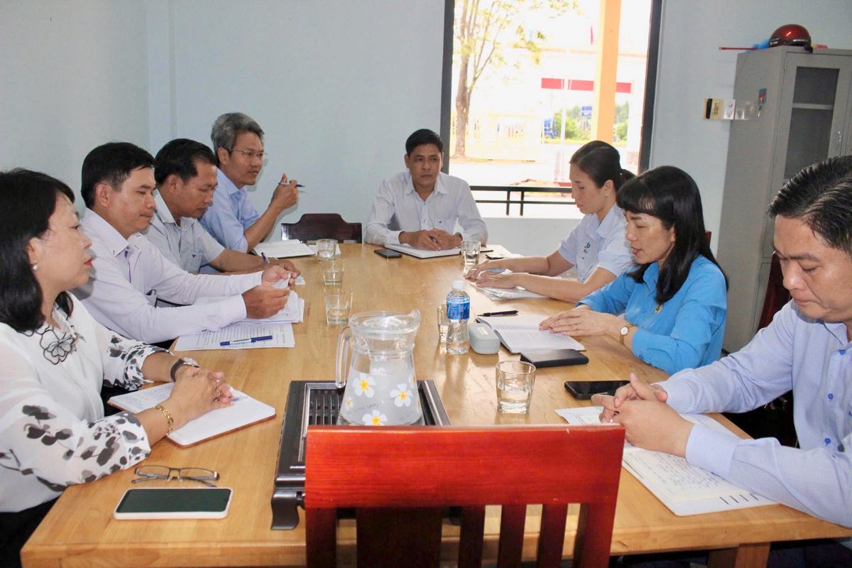 Ba Dang Thi Thanh Hoa - Pho Chu tich Lien doan Lao dong tinh Lam Dong lam viec tai xa Ham Kiem - noi co 2 Khu Cong nghiep voi nhieu doanh nghiep FDI va dong cong nhan. Anh: Pham Duy