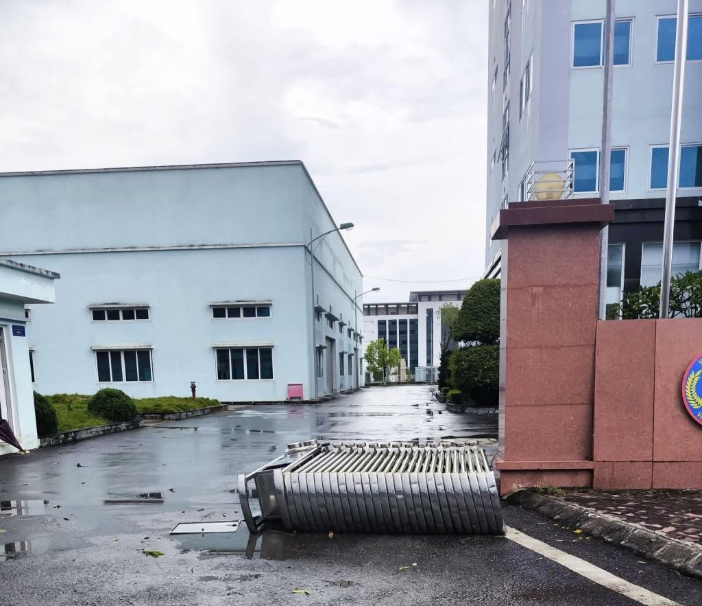 Nha dan va nhieu co quan nha nuoc bi hu hai tai san. Anh: Tan Van