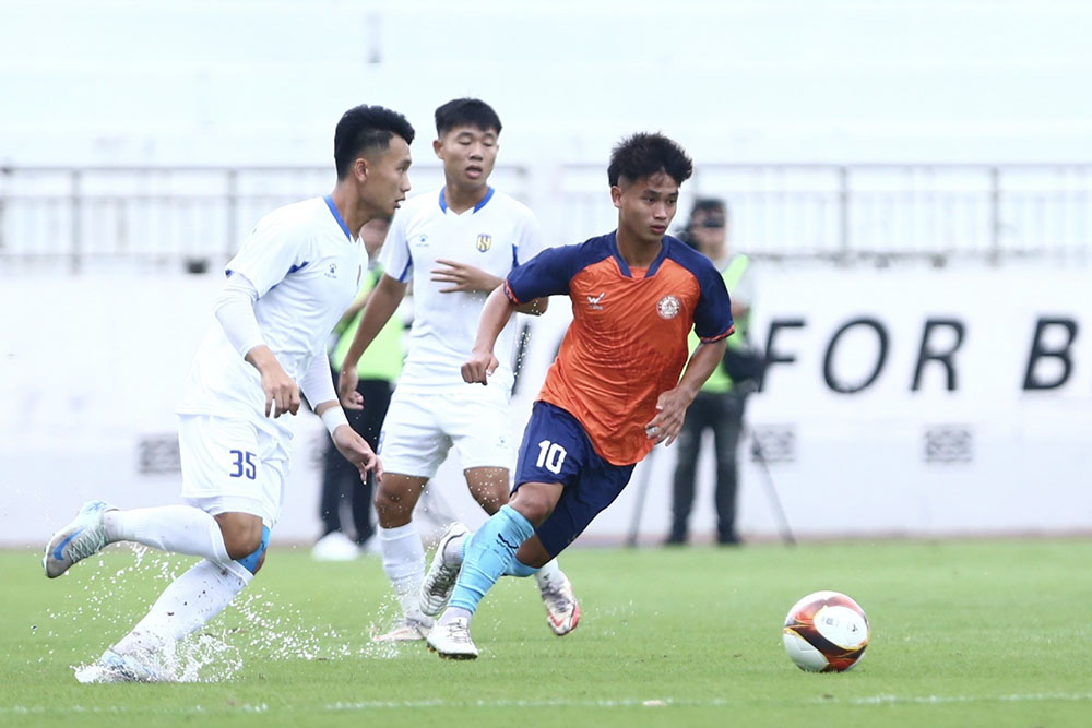 The matches on the opening day of the 2025 National U21 Tournament took place enthusiastically. Photo: Quoc An