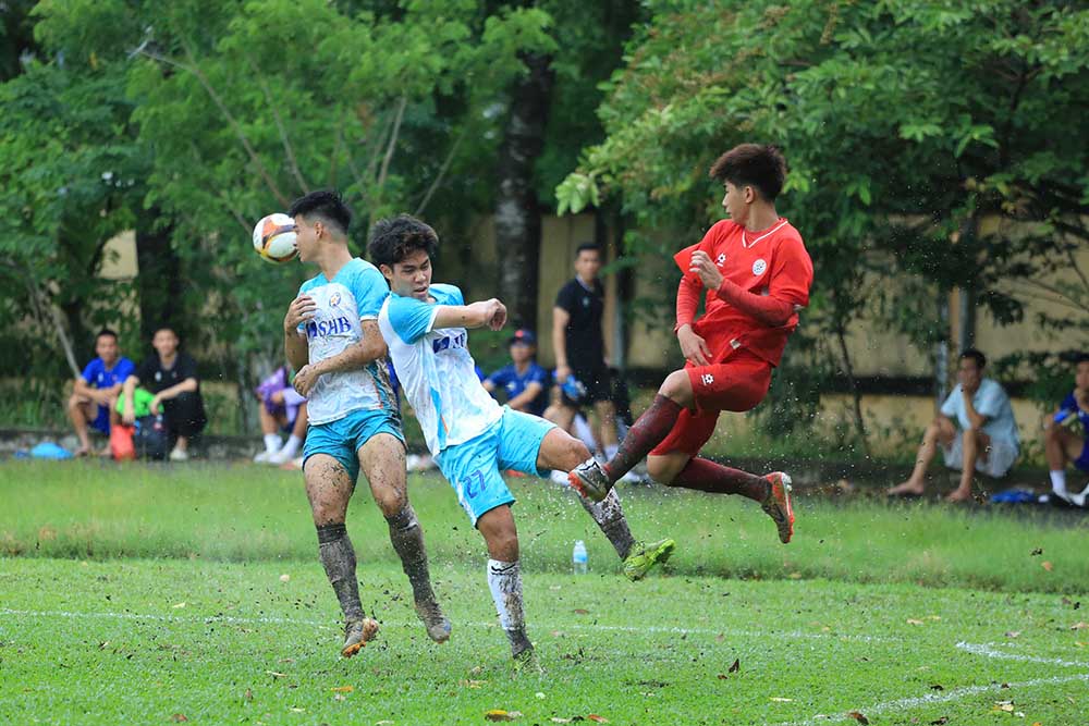 U21 Da Nang (ao trang) co chien thang toi thieu 1-0 truoc U21 PVF-CAND. Anh: VFF