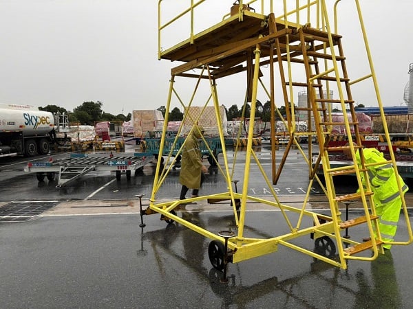 ノイバイ空港に所属する部隊が台風ウィファへの対応準備。写真:ノイバイ空港