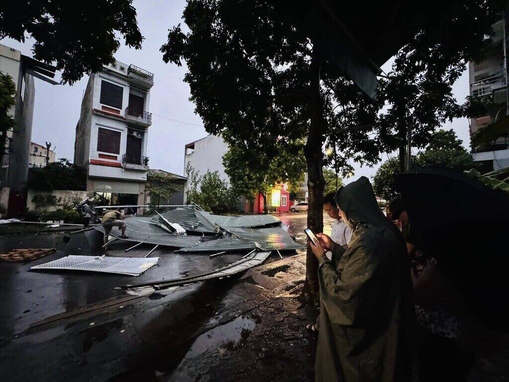 ハイホンは、嵐の前の雷雨のために屋根の事件に迅速に対応しました。写真：Tu Minh Ward