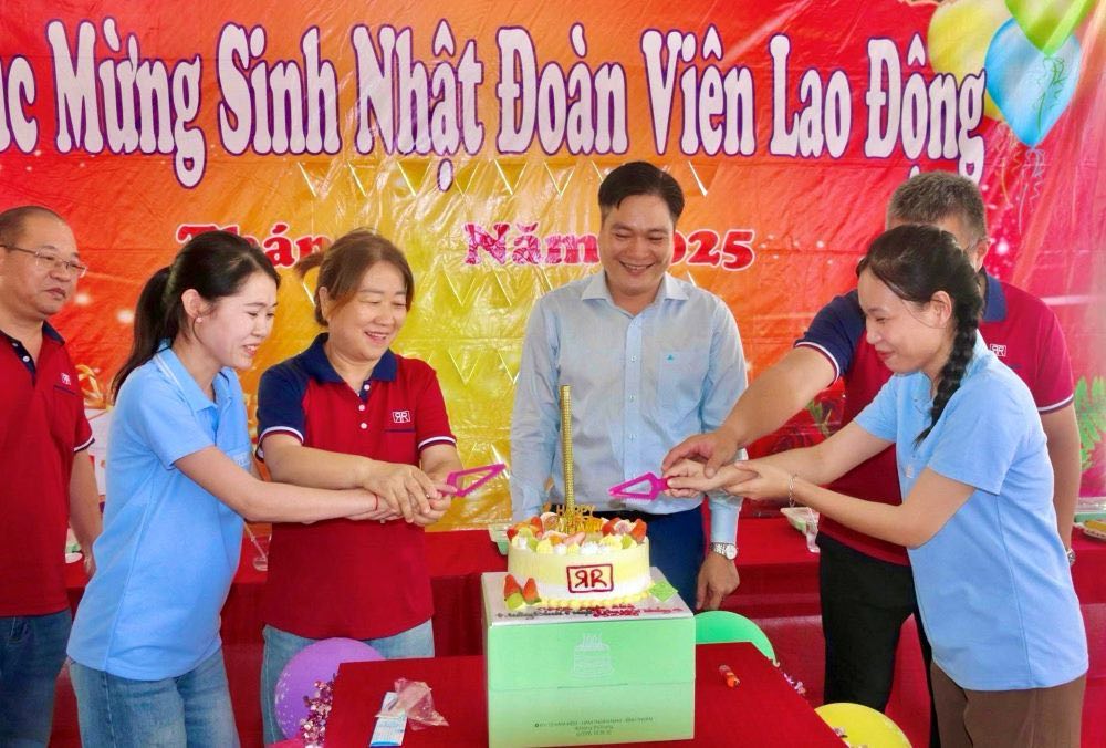 Cong doan co so trong Khu Cong nghiep Ham Kiem 2 to chuc tiec sinh nhat cho doan vien. Anh: Duy Tuan 