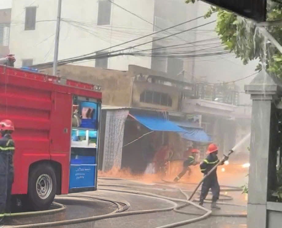 ハイフォン市の機能部隊が消火計画を展開。写真:住民提供