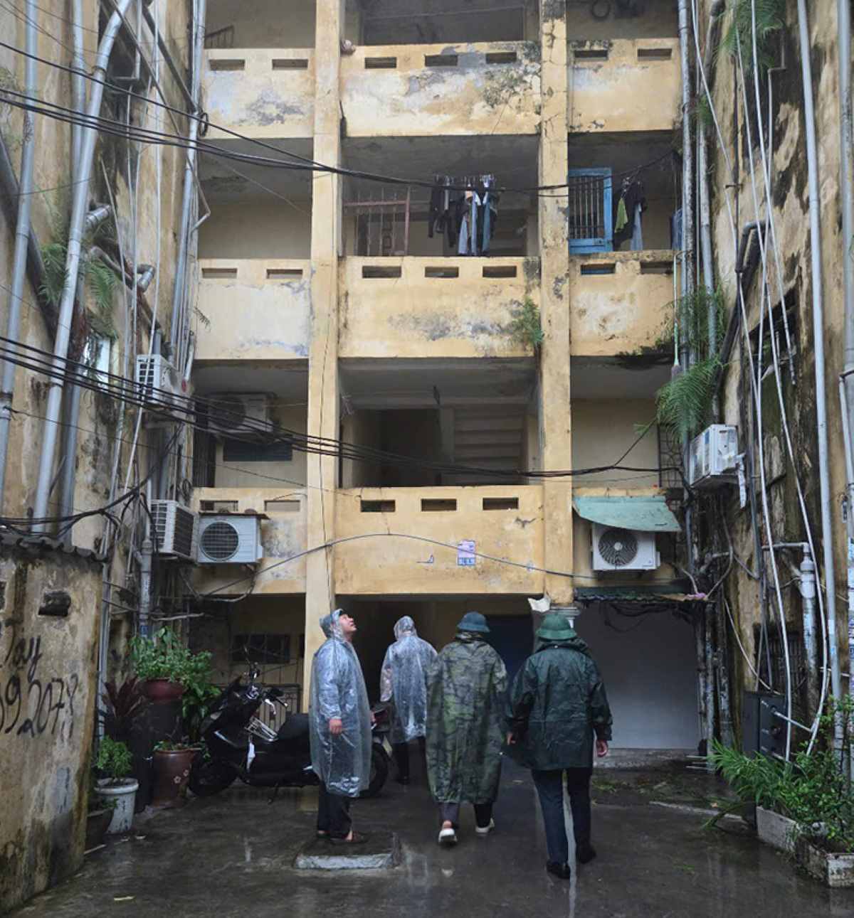 Lanh dao phuong Kien An kiem tra thuc te tai cac khu tap the, chung cu cu, xuong cap truoc bao. Ảnh: Cong TTDT phuong Kien An