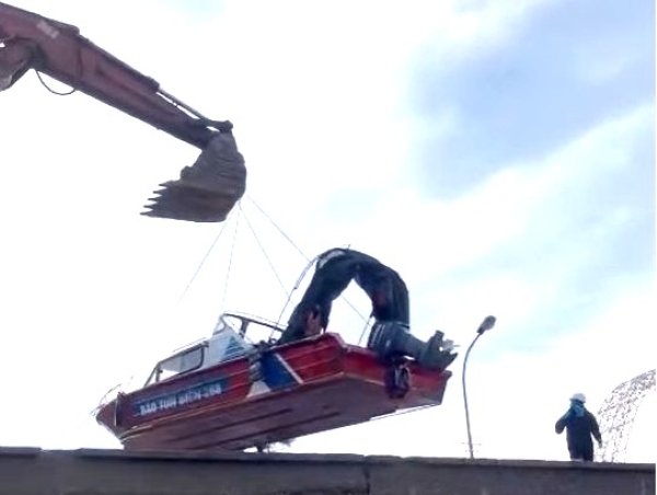 スペシャルゾーンバッハロングVIは台風No. 3の前に安全に海岸にボートを持ち込みました。写真：プロパガンダバッハロングVI（ハイホン）