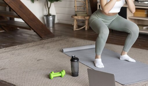 足とつま先をリラックスさせるヨガのポーズ。写真:トゥイ・ズオン