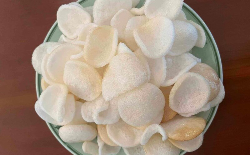 People with high blood pressure need to pay attention when eating shrimp cake. Photo: Kieu Vu