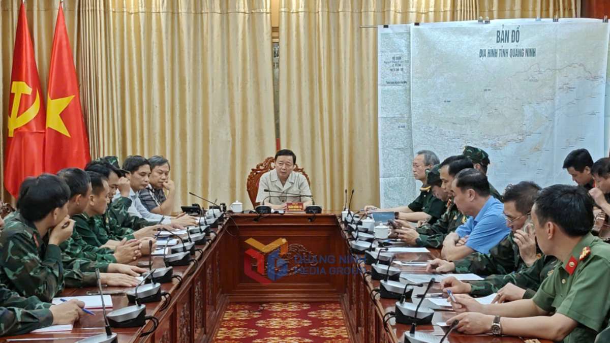 쩐홍하 부총리가 하롱에서 침몰한 유람선 사고 구조 작업을 직접 지휘하고 있습니다. 사진: 꽝닌성 홍보센터