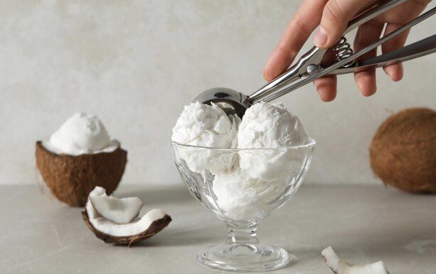 How to use coconut ice cream. Photo: Thuy Duong