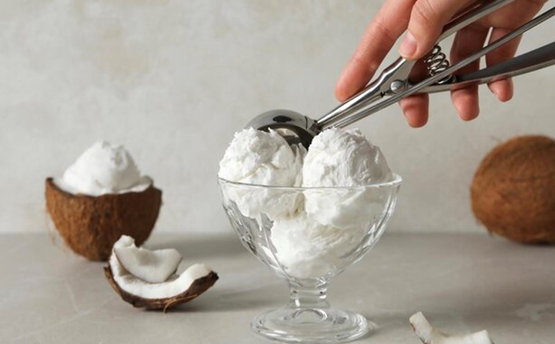 How to use coconut ice cream. Photo: Thuy Duong